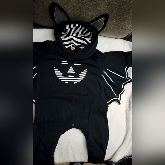 Halloween Pumpkin Bat onsie - Picture 2 of 2